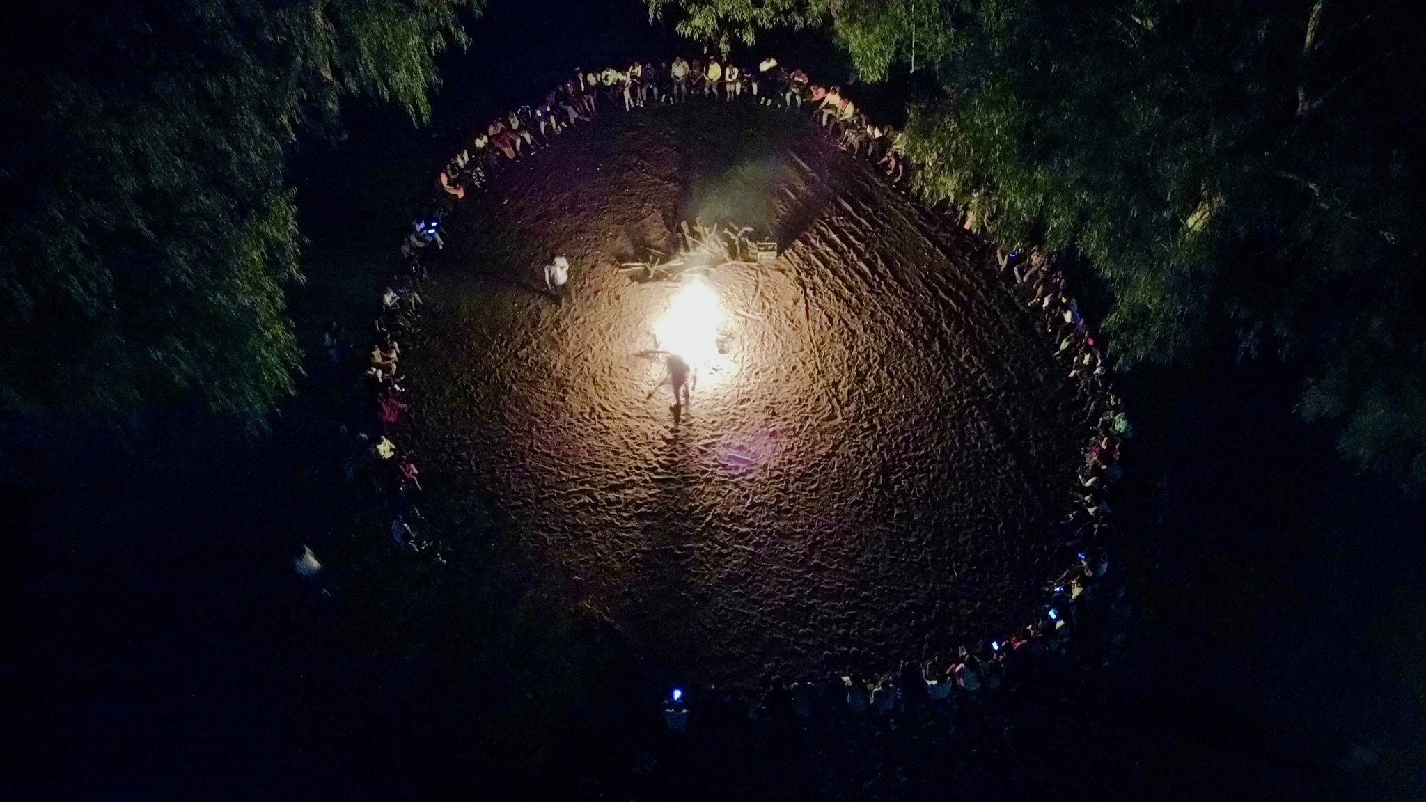 Vue de haut du Feu de Camp du Week-end d'intégration du Groupe AFI-l'UE.